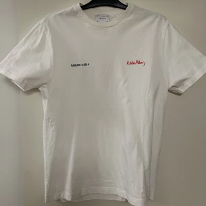 Axel Arigato Keith Haring Tshirt  - Säljer nu denna snygga tshirt för den inte kommer till användning. Slutsåld överallt. Skick 9/10 skriv om ni har frågor