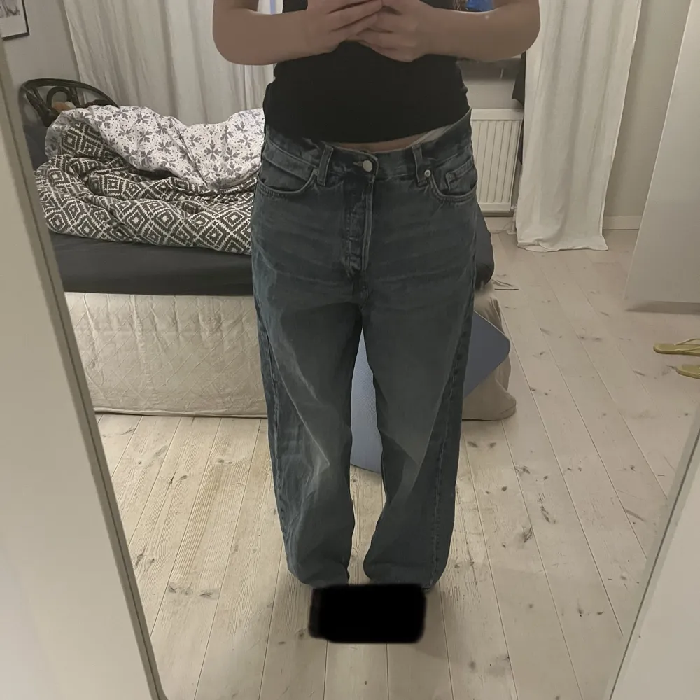 Svinsnygga Baggy jeans från WEEKDAY i modellen astro 💙använda fåtal gånger (nypris 500kr) jag är 177 cm och de sitter baggy på mig. Jeans & Byxor.