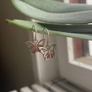 Ett par fjärils silverörhängen från Girri  