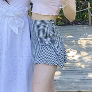 Kjol - Supersöt kjol med inbyggda shorts!🖤🤍