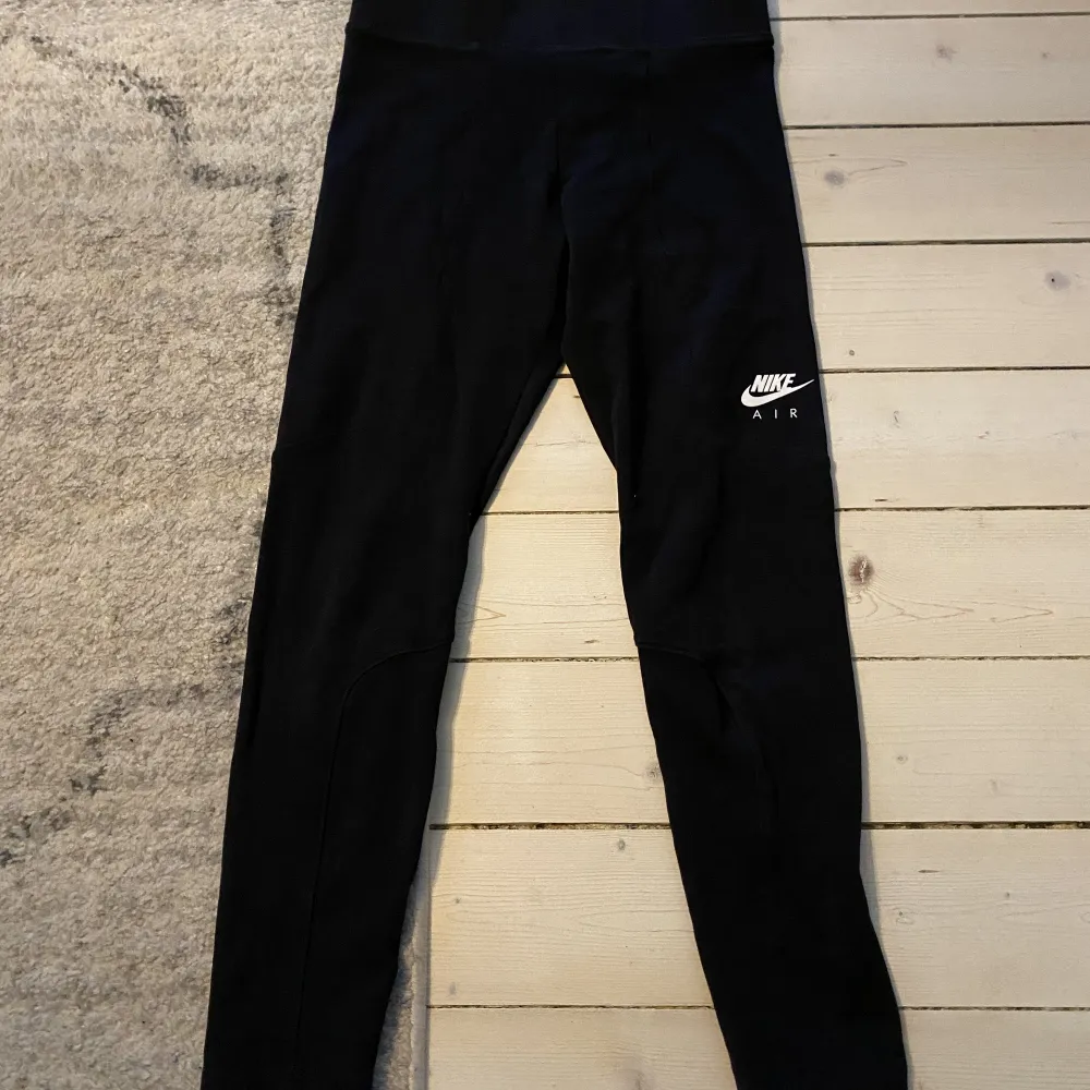 Nike leggings jätte bra skick använt typ 2ggr bara helt nya! Men dem är för små för mig så vill bli av med dem!💕 . Jeans & Byxor.