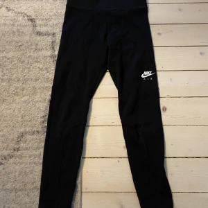 Nike leggings  - Nike leggings jätte bra skick använt typ 2ggr bara helt nya! Men dem är för små för mig så vill bli av med dem!💕 