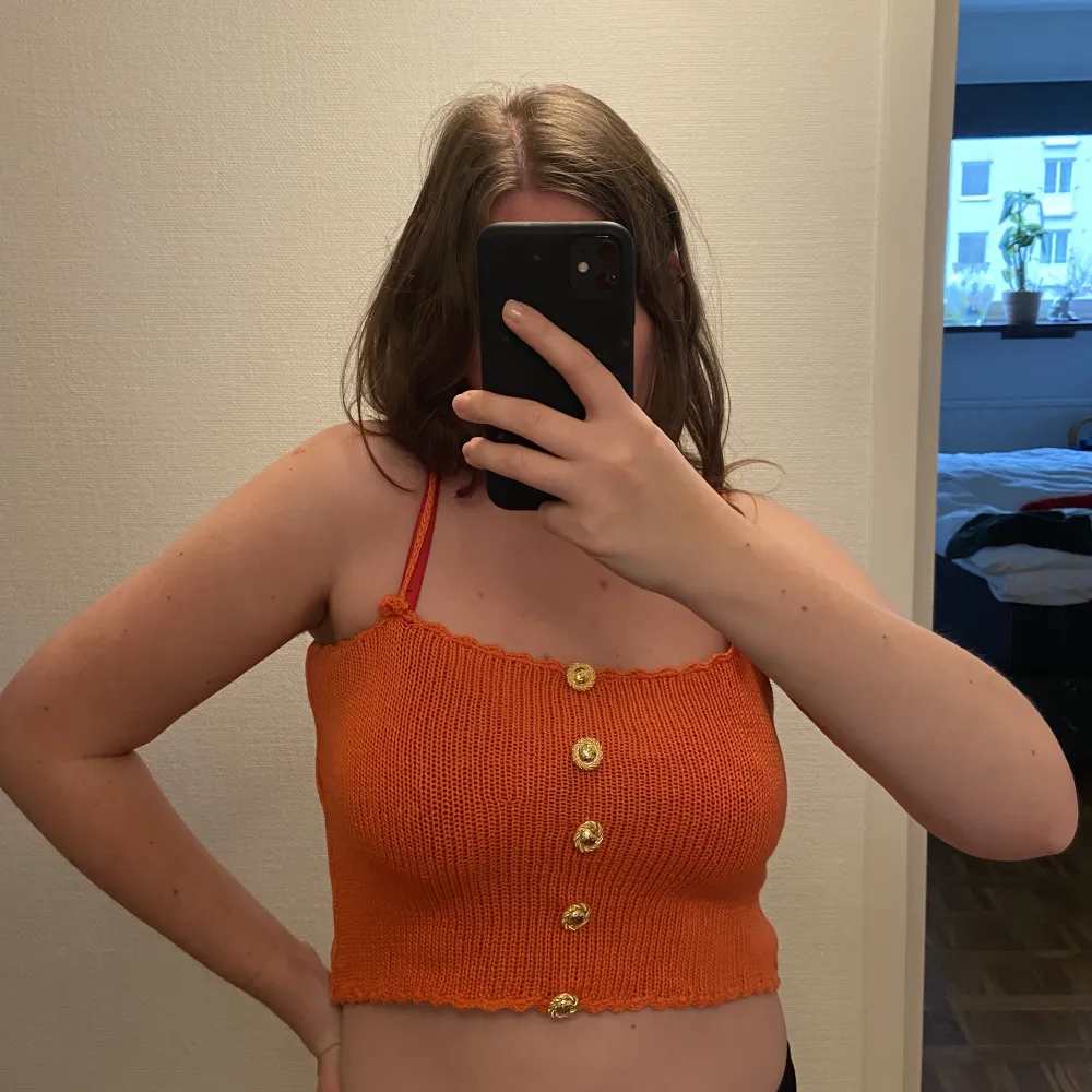 Söt virkad topp med påsydda knappar 🌼Hemmagjord tror jag, köpt secondhand i Italien ❤️‍🔥Ingen storlek men som en M, jag är L o den sitter ganska tight på mig 🤎Superfint skick! Så unik och söt 🧡❤️. Toppar.