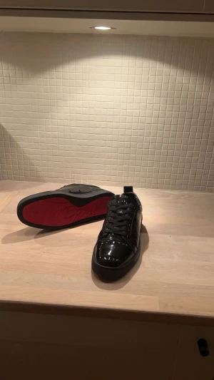 christian louboutin - Säljer dessa ÄKTA christian louboutin i svart köpta i Milano för 11.000 storlek 43-44 använda 5 gånger  Skick 8,5/10 Pris kan diskuteras samt byte av andra plagg 