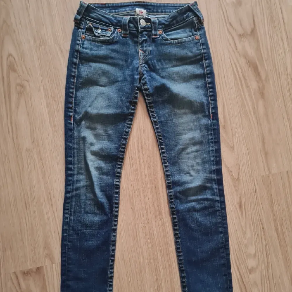 säljer dessa jättesöta true religion jeans som tyvärr är för små för mig 🤍. Jeans & Byxor.