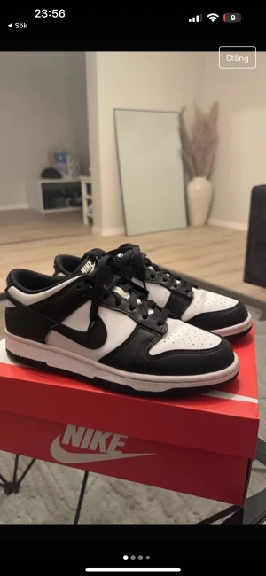 Nike dunk low panda - Nike dunk low i mycket bra skick använda två gånger. Strl 38,5
