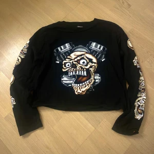 Cropped sweatshirt  - Ingen magtröja, bara lite kortare än vanliga tröjor. 