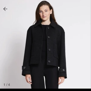 Lager 157 kort kappa - Kort kappa från lager 157. Storlek XS. 157kr . Helt ny använd typ 2 gånger❤️‍🔥