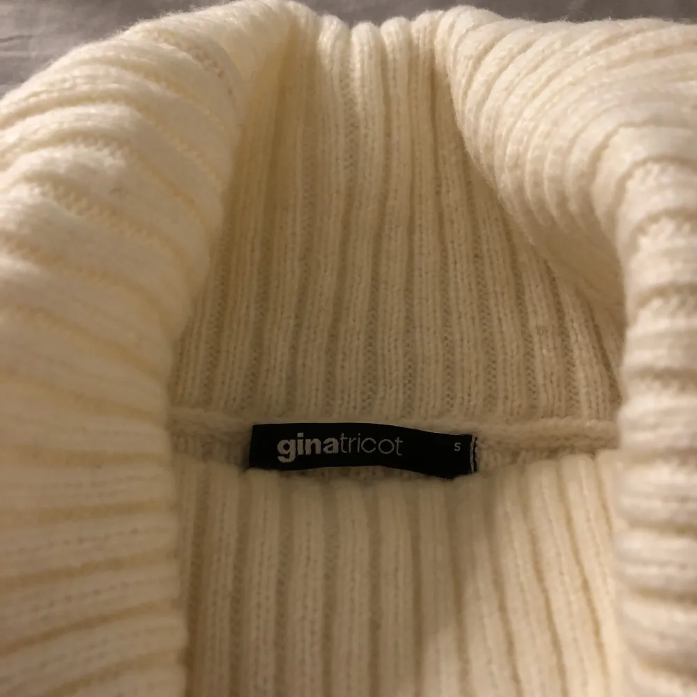 Helt ny stickad tröja med slits på sidorna och utsvänga armar från Gina Tricot  ”roll-neck knitted sweater”. 🤍  Nypris 459kr. Tröjor & Koftor.