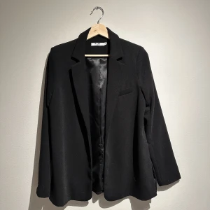 Blazer/Kavaj - Svart blazer från Nakd i storlek 36. Mer ”fin” passform.