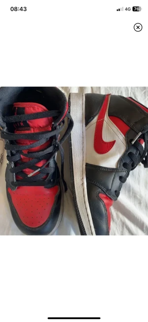 Jordans 1 - Ett par jordans 1 i fint men använt skick. Dom är i storlek 38 men passar mig med 39. På tredje bilden kan du se att snöret är lite trasigt🩷