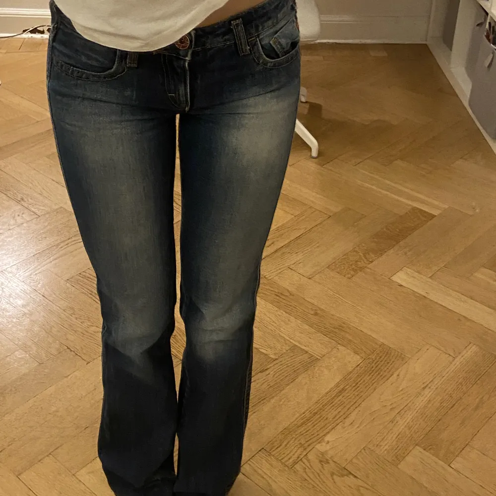 Säljer dessa skitsnygga lågmidjade jeans från miss sixty då de tyvärr blivit för små och för tajta på mig💔 de är i storlek 27 och jag är 174 cm lång❣️ skriv om du har frågor💞 direktpris på 400kr💞. Jeans & Byxor.