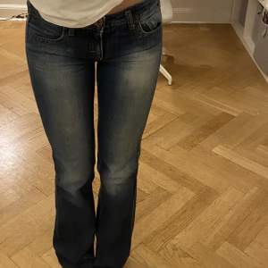 Säljer dessa skitsnygga lågmidjade jeans från miss sixty då de tyvärr blivit för små och för tajta på mig💔 de är i storlek 27 och jag är 174 cm lång❣️ skriv om du har frågor💞 direktpris på 400kr💞