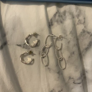 Silver örhängen - Silver örhängen SET😍 säljer för att jag är mer av en guld tjej, båda örhängerna är oanvända och båda ingår.