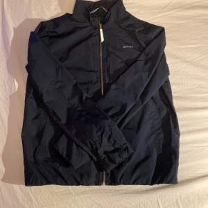 Gant höst&vår jacka - Fin mörkblå gantjacka som säljs då den är för liten, sjukt snygg att ha på hösten och våren med stil