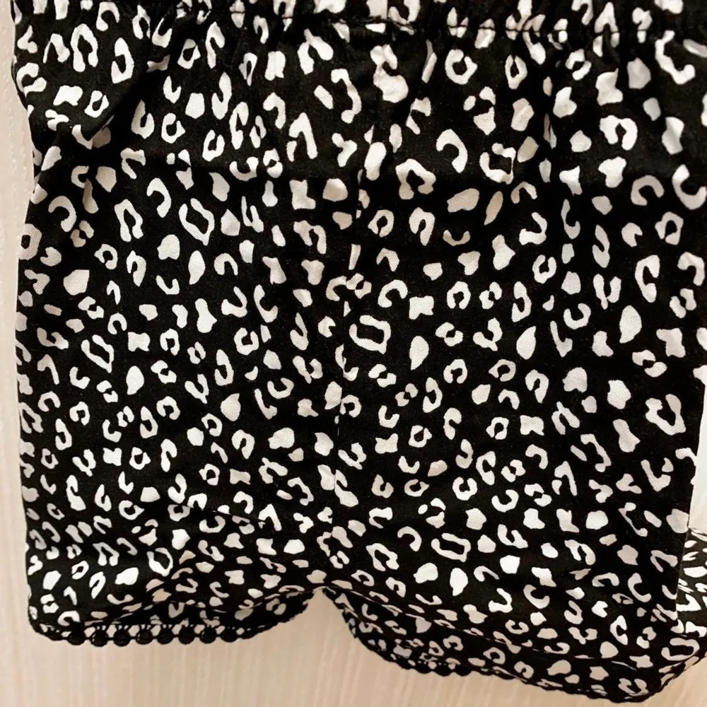 Leopardmönstrad jumpsuit från Hunkemöller. Som ny, endast använd 2 gånger. Fråga ifall mått önskas vid osäkerhet kring storlek/passform innan köp. Villkor enligt profilbeskrivning.. Klänningar.