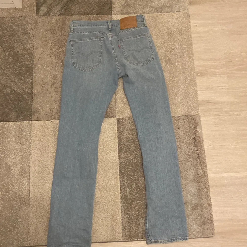 Levi 511 rakform/straight ljusblå jeans, inga fläckar eller märke och är i bra skick haft på några gånger, väldigt fint med ljusakläder.   Priset kan diskuteras//. Jeans & Byxor.