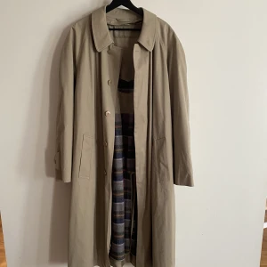 Kappa  - Beige kappa med avtagbart med avtagbar insida.  Kappan är i super bra skick 😀  Storleken är ungefär 54-56. 