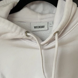 Weekday hoodie - Vit weekday hoodie Storlek S, true size Stor ficka Stor tjock huva
