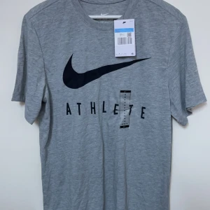 Nike tröja  - Aldrig använd, funkar som en träningströja oxå