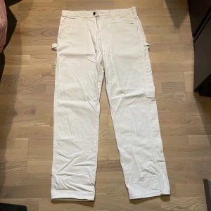 Dickies  - Vet inte vilken storlek det är men skulle gissa på 32/32