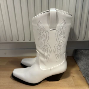 cowboy boots - heöt nya boots från monki som tyvärr var för små för mig! aldrig använda! 