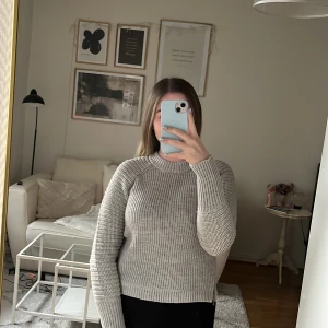 Stickad tröja  - Grå stickad tröja från Gina Tricot i Strl S. Tröjan har fina stickade detaljer och dragkedjor på sidorna som går att justera.