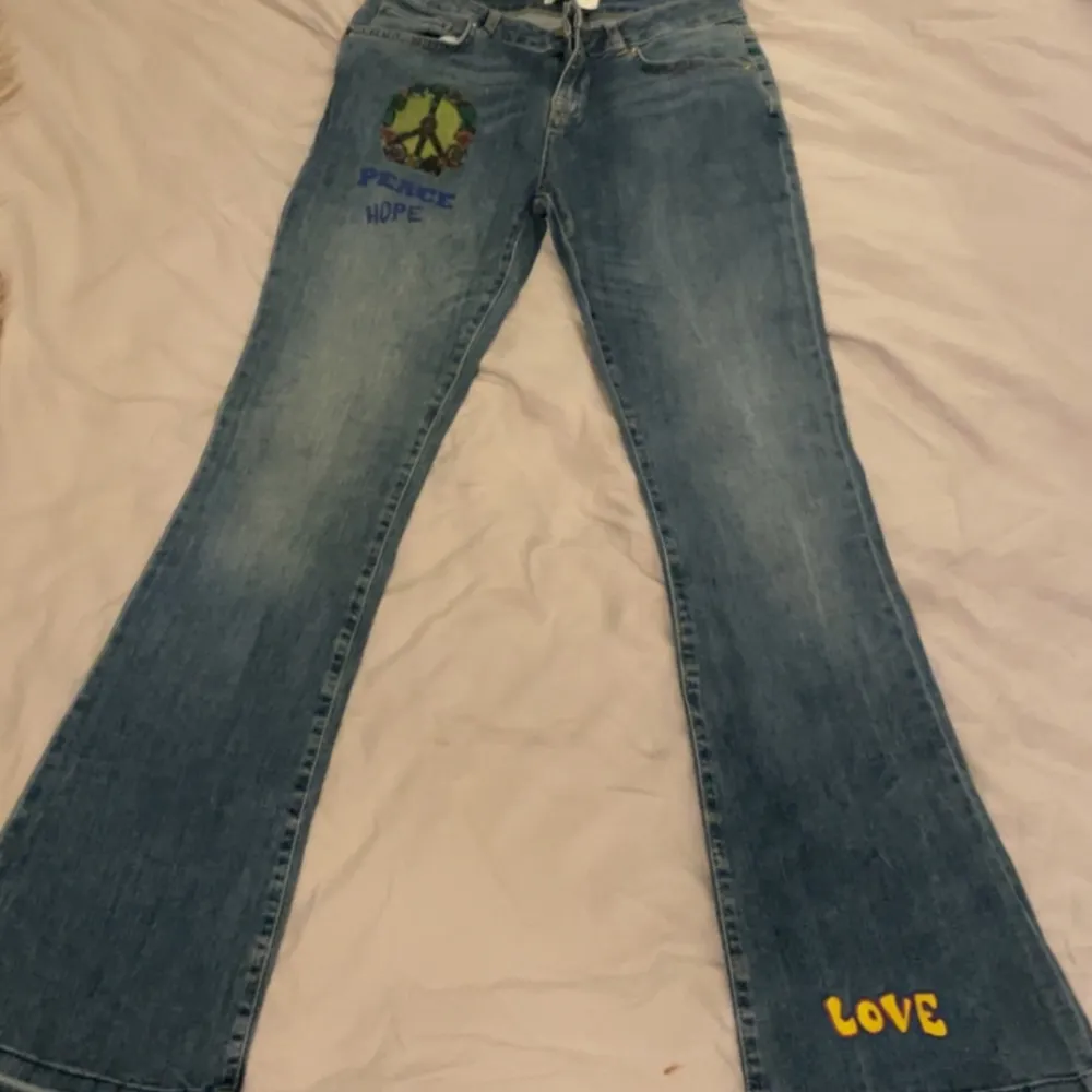 fina utsvängda jeans med fina detaljer o mönster på! midwaist och blå! passar mig i längden 172! men pssar kortare oxå!. Jeans & Byxor.