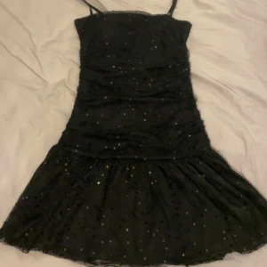 klänning - min bal klänning! jätte fin passform och bara använd en gång! fina detaljer o justerbara band!
