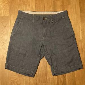 Säljer ett par ljusblå shorts av Tommy Hilfiger i storlek W29. Bra skick. Köpta i New York