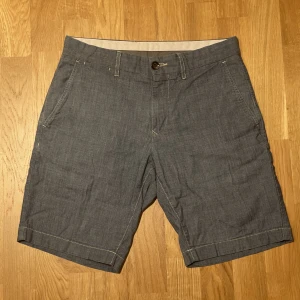 Tommy Hilfiger shorts - Säljer ett par ljusblå shorts av Tommy Hilfiger i storlek W29. Bra skick. Köpta i New York
