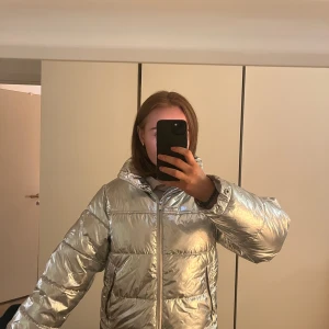 Jacka Zara - Snygg silverfärgad jacka från Zara i storlek S. Bra skick.
