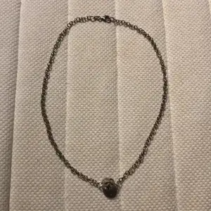 Sååå vackert halsband med en glittrig silver detalj ❤️ Riktigt unikt och definitionen av stockholmsstil. Säljs pga resning 💕