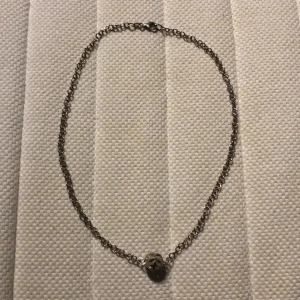 Unikt silverhalsband med detalj 💕 - Sååå vackert halsband med en glittrig silver detalj ❤️ Riktigt unikt och definitionen av stockholmsstil. Säljs pga resning 💕