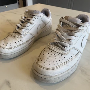 Nike Air Force - Hej! Jag säljer ett par vita Nike skor i storlek 39. Skorna är använda men hela och med originalsnören nypris är 950kr.