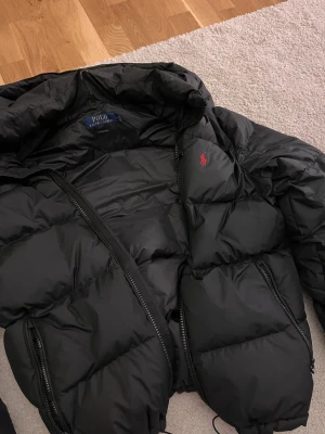 Ralph Lauren puffer jacka - Nästan helt ny Ralph lauren puffer jacka svart. Jackan är storlek M. Nypris 5100 kr. Kan mötas upp i Landskrona annars står jag för frakten vid postningen. Vid frågor eller om ni vill se fler bilder skriv gärna!