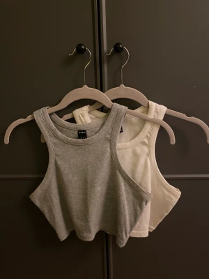 Tvåpack brottar linne - Jag säljer ett tvåpack med korta brottar linnen. Ett grått och ett vitt. Dom är super duper fina och nästan helt oanvända. Köpta för ca 60:- styck. Pris kan diskuteras. 💕