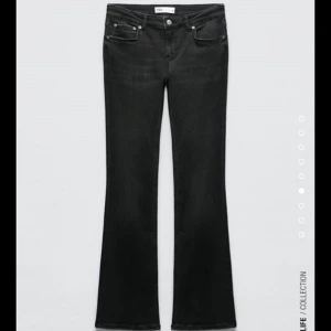 Blå lowwaist Flare jeans - SSäljer ett par jättefin jeans som jag har använt fåtal gånger superfina och slutsålda på hemsida, säljer de i den blåa färgen men det är samma modell som den första bilden💗 skriv om ni har frågor💗