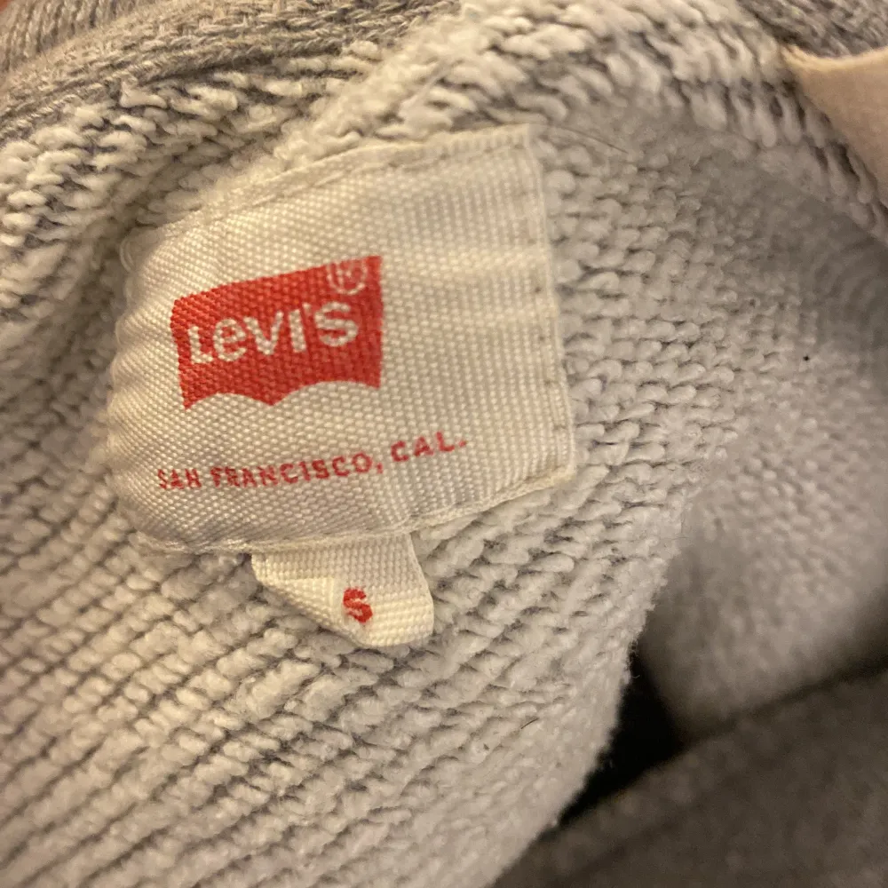 Skön luvtröja från Levis. Skick 9/10.. Hoodies.