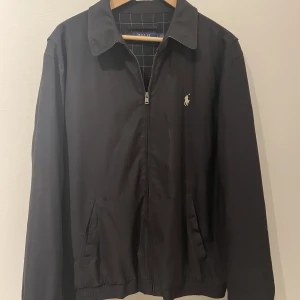 BI-Swing Windbreaker Ralph Lauren  - Säljer nu denna snygga jacka då den ej kommer till användning😢Väldigt bra skick och knappt använd under min ägo. Storleken är L men passar M/L enligt mig.😊Villig att gå ner i pris vid snabb affär🤩