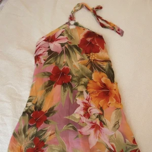 Blommig topp - Supersöt blommig topp jag köpte second hand. Lite liten för mig, passar Xs-S bäst. Köparen står för frakten!