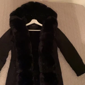 Vinter pälsjacka  - Äkta päls  Köpt för en månad sen (helt ny i skick)  Sen för retur därför säljs sen  Storlek S men passar xs-m  Aldrig använd  Väldigt snygg på  Köpt för 2400kr 