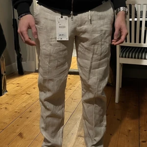 Linnebyxor, 100%linne - Säljer dessa linnebyxor från Zara åt min kille då han inte var helt nöjd med dem. Dom är helt nya med prislappen kvar!  Nypriset är 499 kr & även kvitto finns kvar!  