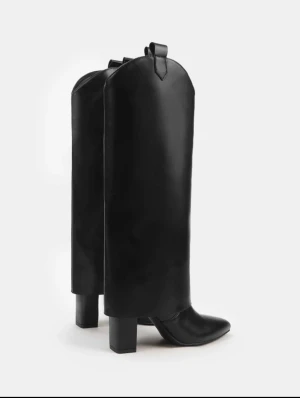 Klack boots - Svarta klack boots köpta från shien. Storlek 40 men passar 39, har inte kommit till mycket användning så därför säger jag de