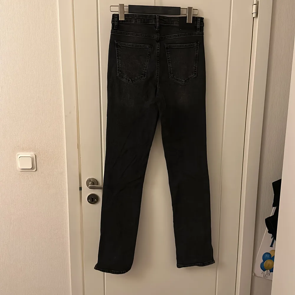 Svarta stentvättade jeans med slits från zara Storlek 38 Aldrig använda . Jeans & Byxor.