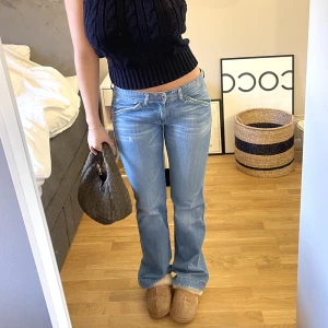 Diesel lågmidjade jeans - Så snygga lågmidjade bootcutjeans från diesel! fickorna bak är sååå snygga😍passar stl 36🪩skriv vid frågor 