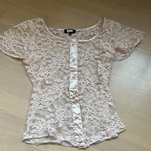 Spets blus  - Urgullig spets blus med knappar i storlek S