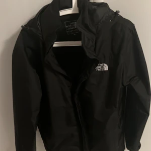 North Face vind/regn jacka M ny - Helt ny north face jacka Goretex endast provad. Fick som present men för liten för mig. 