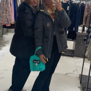 Fjällräven jacka  - Säljer min fjällräven jacka i färgen basalt. Köpt vintern 2023 🩶 Använd en del men fortfarande i mycket bra skick! 