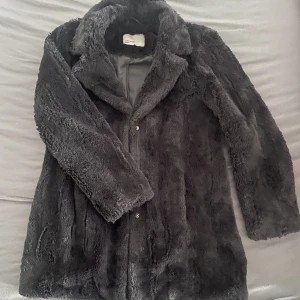 Veromoda pälsjacka - Säljer nu min fina pälsjacka från veromoda som är otroligt välskött och i fint skick. Väldigt fin och mysig till hösten som är nu :)